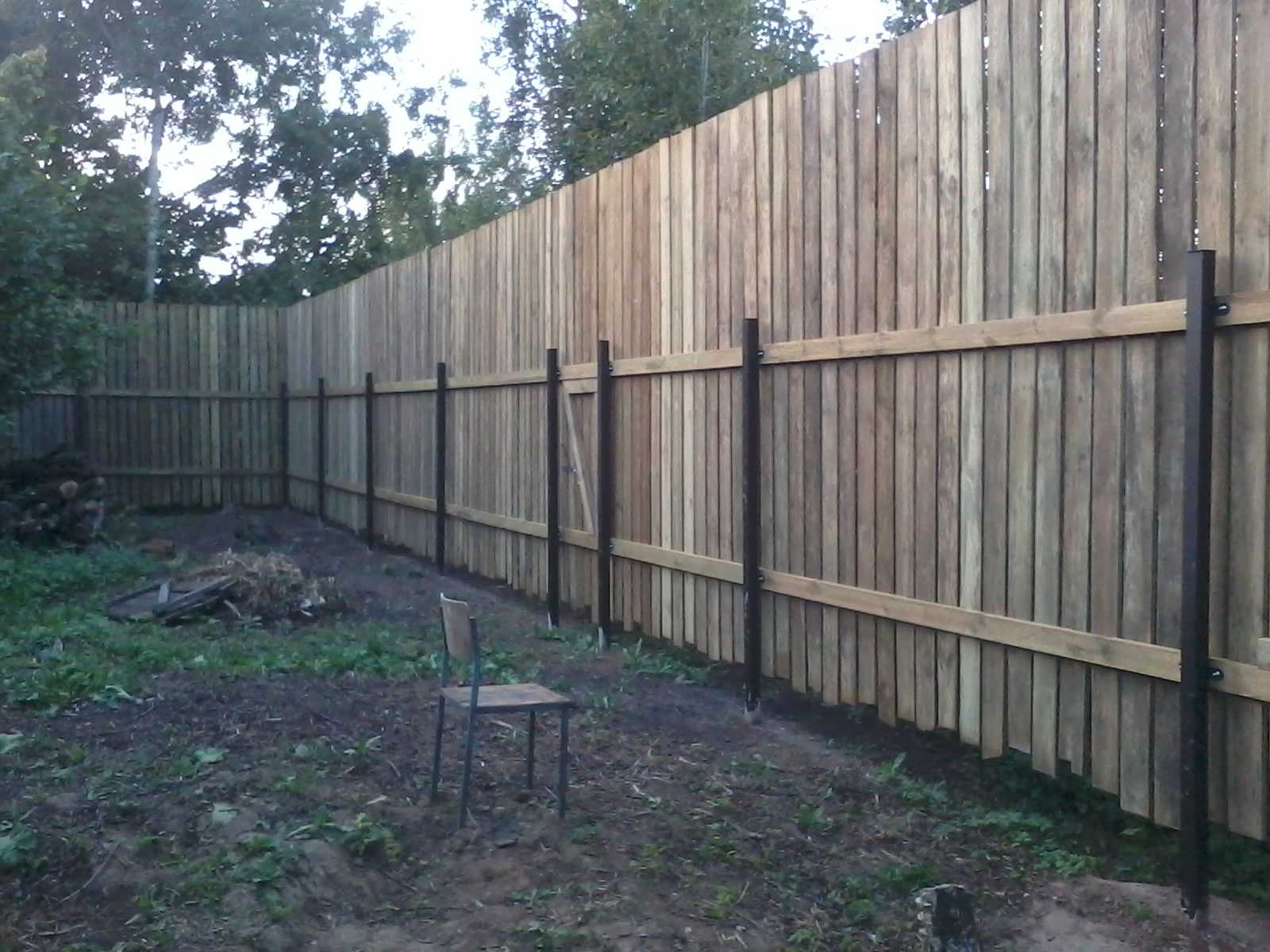 Можно ставить глухой забор. Дешевый забор. Забор эконом вариант. Забор между участками. Забор между соседями.