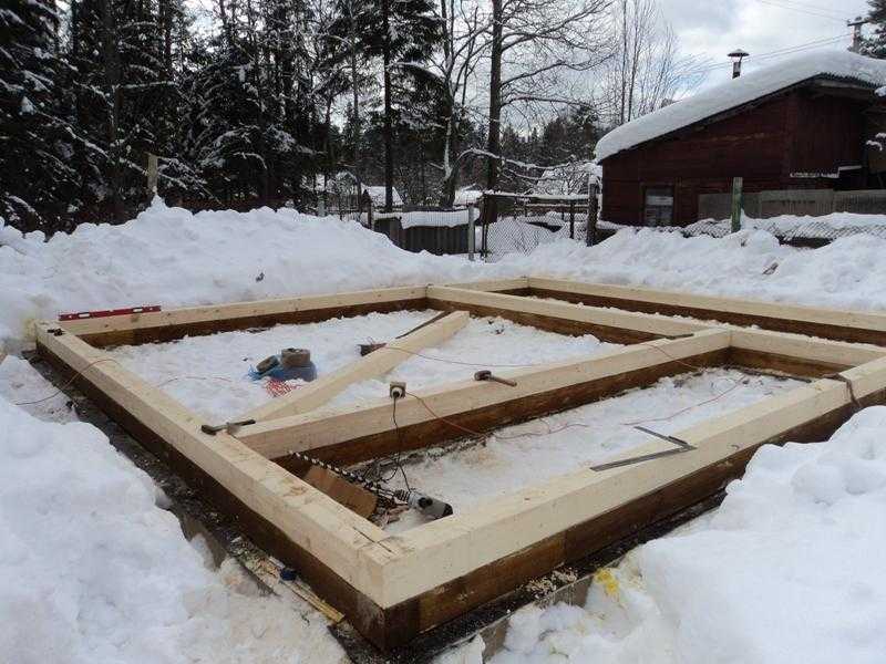 Как положить первый венец бани из бревна на фундамент? - stroiliderinfo.ru