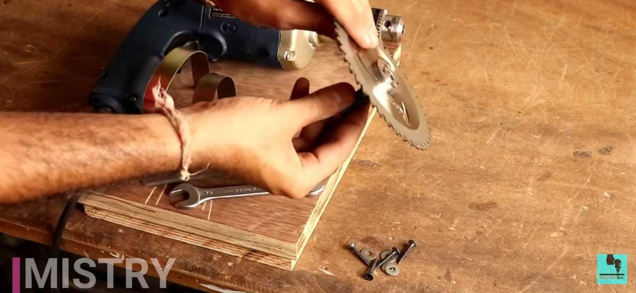 В этой статье мы поговорим о том, как из дрели сделать циркулярную пилу своими руками Вы узнаете о том, как материалы и инструменты могут потребоваться, а также как сделать устройство своими руками не только из дрели, но и из болгарки, дисковой ручной пил