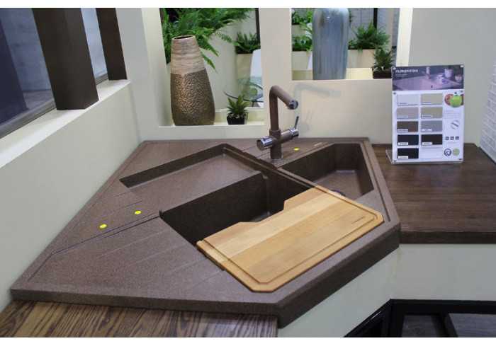 Угловая мойка для кухни: выбор формы и размеров, расположение, фото в интерьере