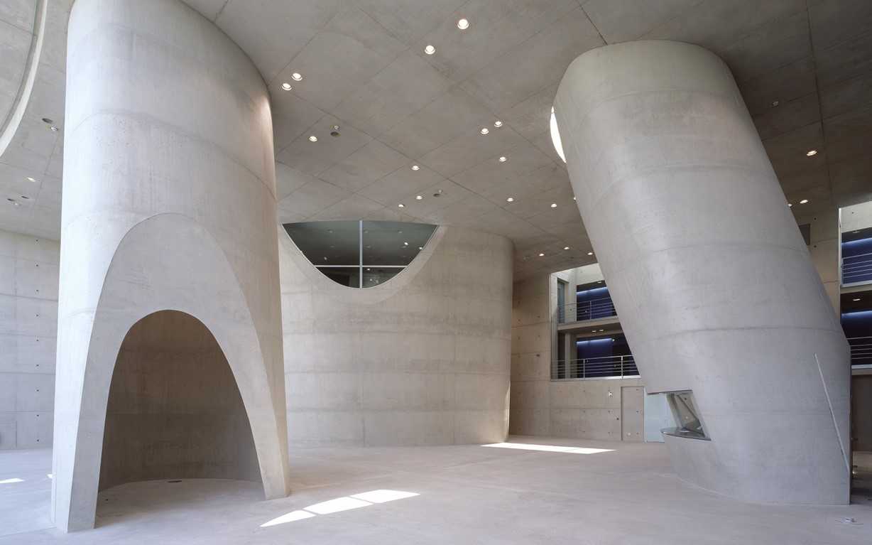 Инженеры из Высшей технической школы Цюриха разработали технологию отливки из бетона строительных конструкций со сложными формами, в том числе арочных крыш Они уже создали прототип такой крыши площадью 160 м², для изготовления которой обычно приходится со