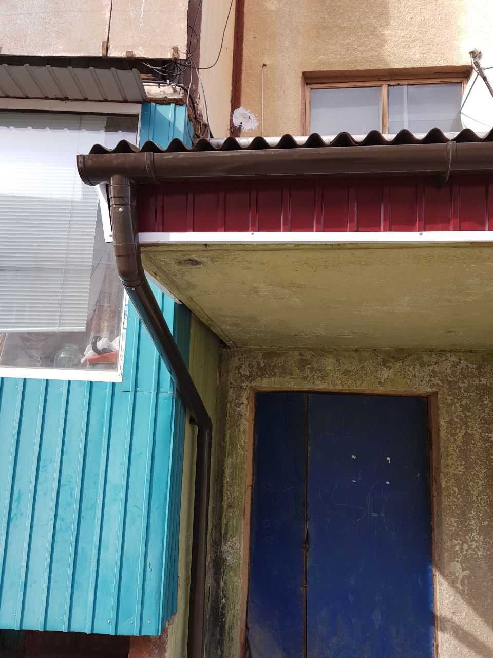 Козырек над дверью – многовариантная конструкция