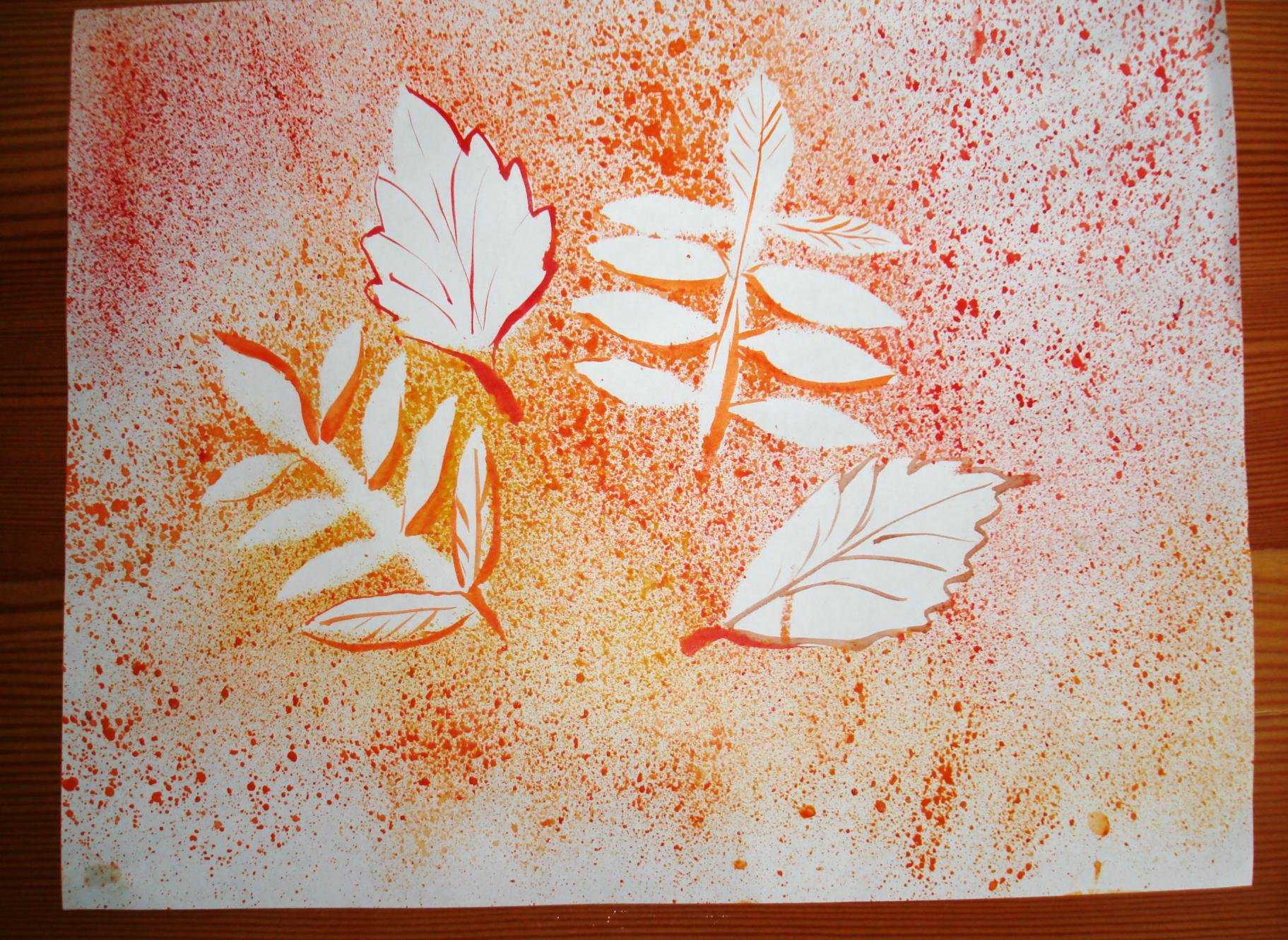 Разрисованная бумага. Техника набрызг листья. Набрызг техника рисования. Осенний букет набрызг по трафарету. Набрызг техника рисования для детей осенние листья.