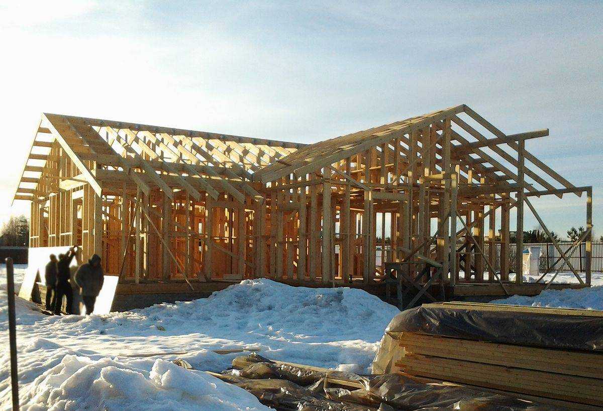 Строительство домов в зимнее время, плюсы и минусы
