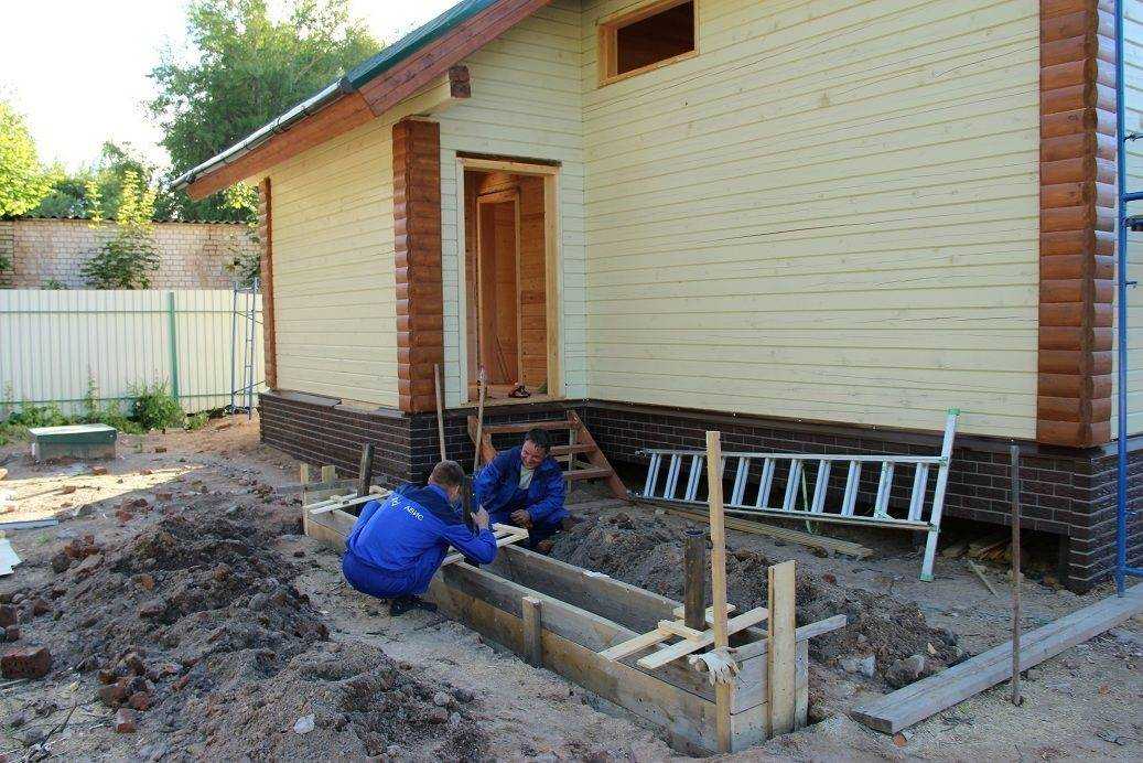 Фундамент под веранду: пошаговая инструкция строительства своими руками, как сделать столбчатый для террасы, отдельно или связать к дому