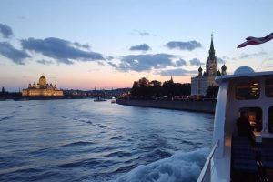 Москва с воды: вечерняя прогулка на теплоходе, которая меняет взгляд на город