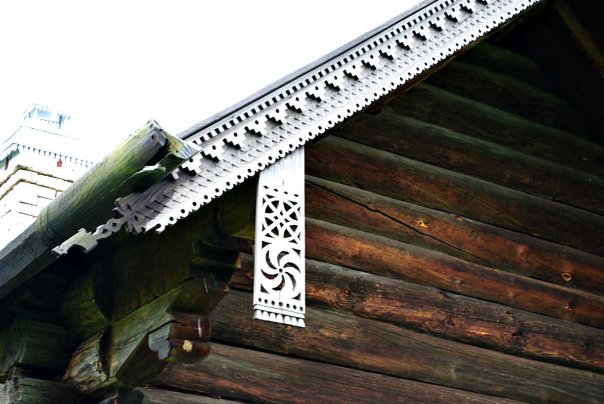 Декоративный резной карниз вдоль свесов крыши наличников