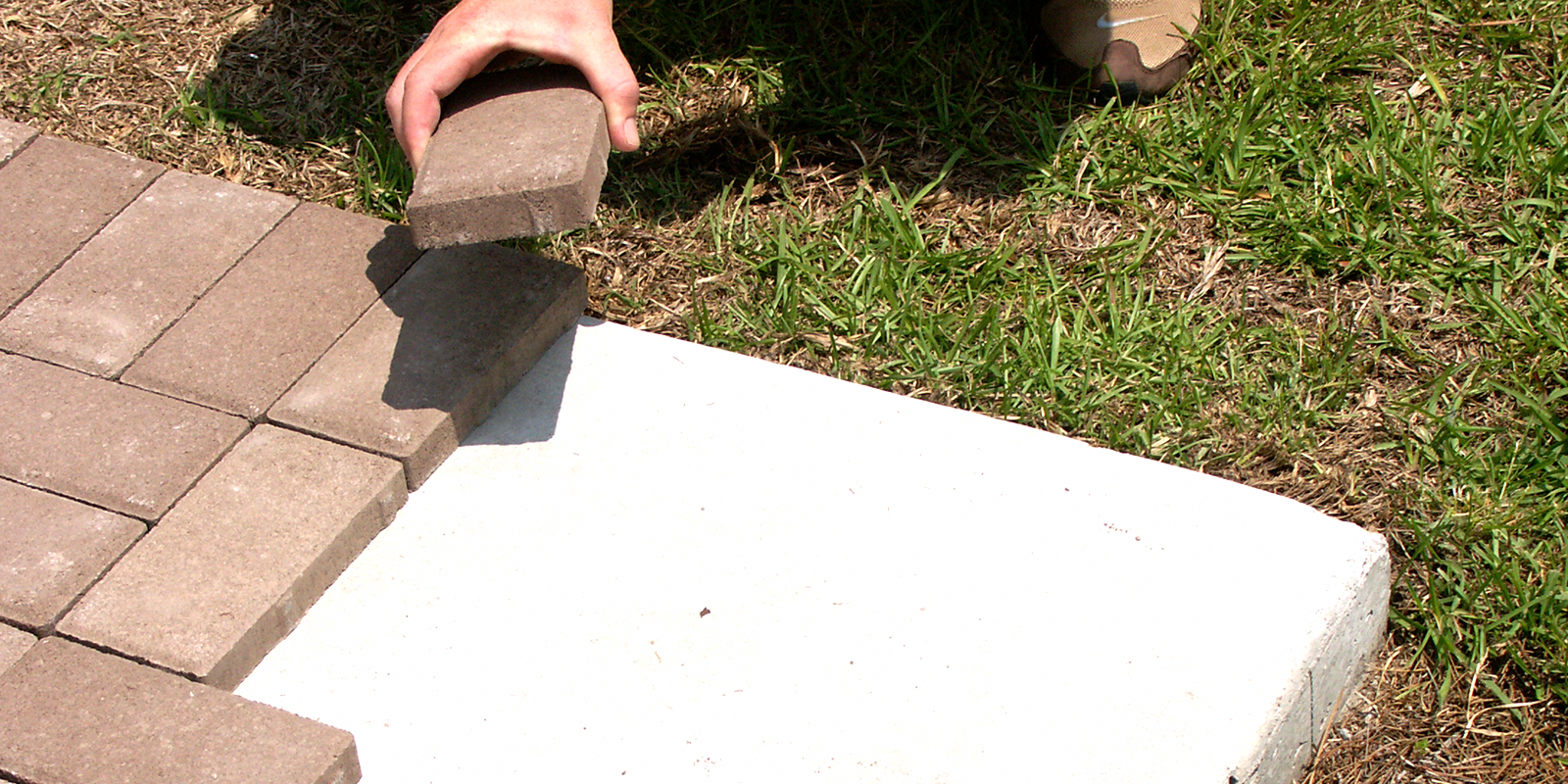 Укладка тротуарной плитки на бетонное основание — теория и практические советы