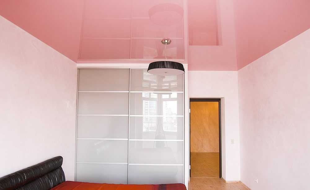 Розовый натяжной потолок — создание релаксирующей атмосферы в интерьере