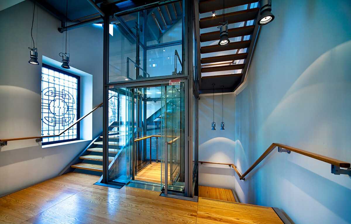 Когда надоело бегать по лестницам: как оборудовать лифт в частном доме