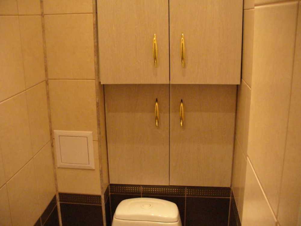 Выбор или самостоятельное изготовление двери в туалете за унитазом