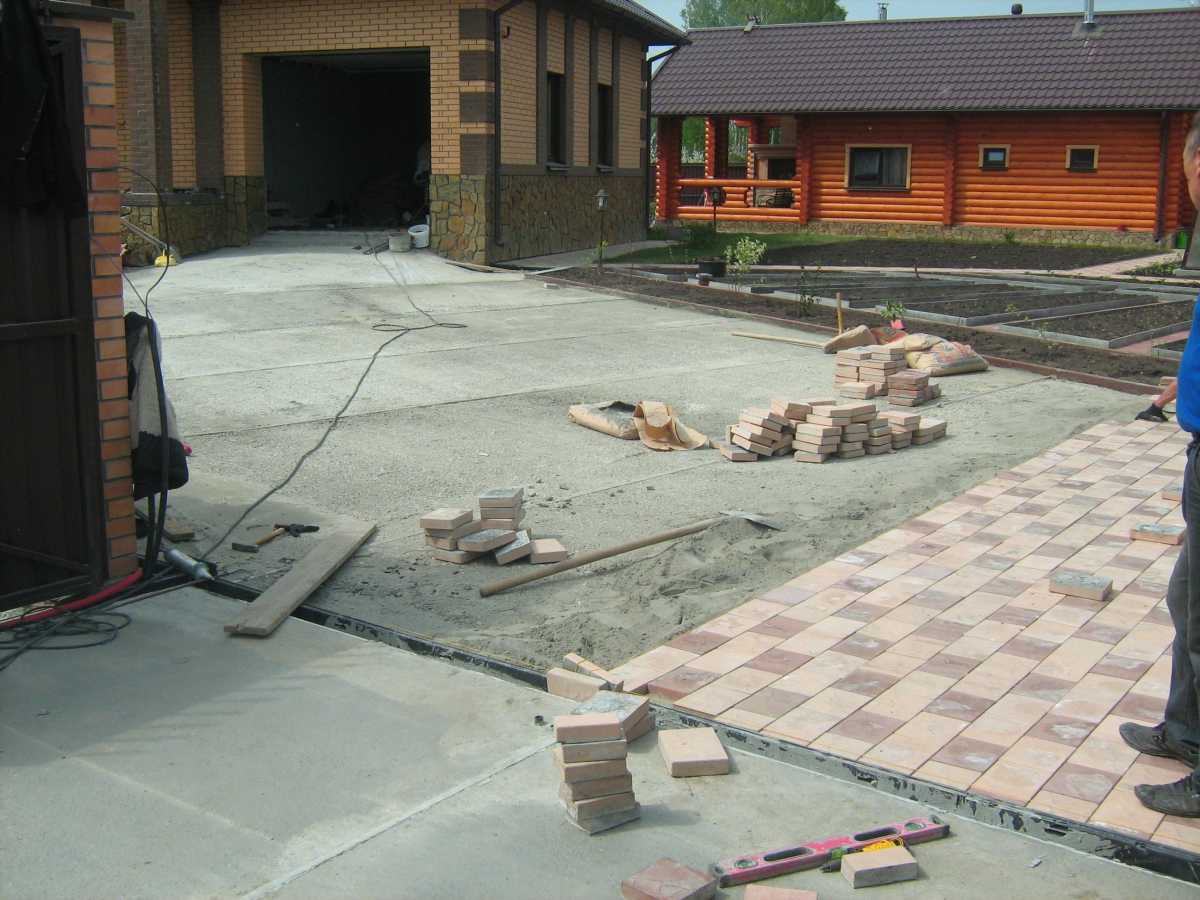 Укладка тротуарной плитки на бетонное основание: инструкция