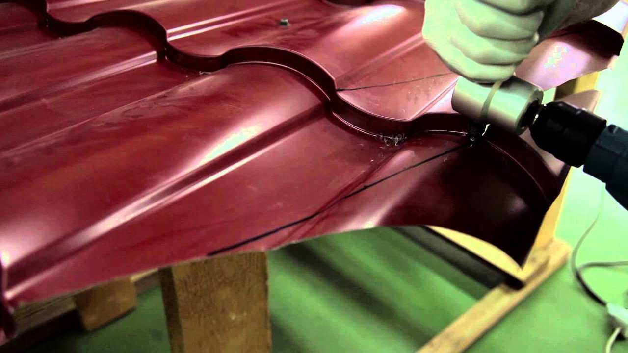 Чем резать металлочерепицу: ножницами, насадкой на дрель или болгаркой?