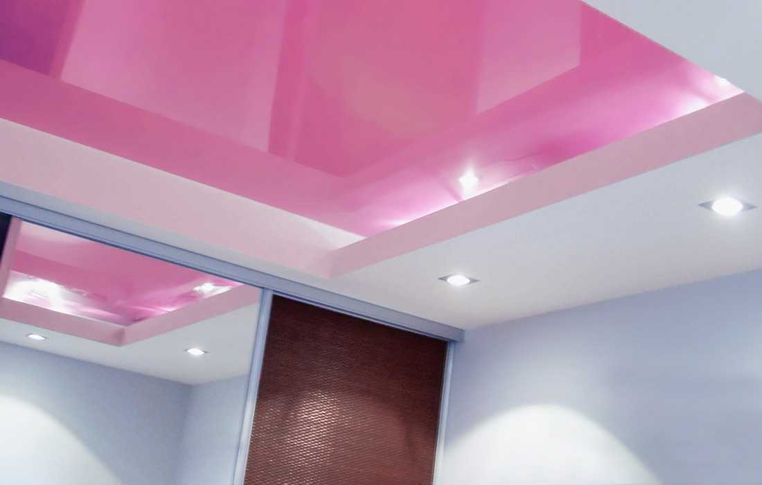 В этой статье вы узнаете про розовый натяжной потолок Мы рассмотрим палитру оттенков розового, различные фактуры, какие подойдут обои под потолок Далее рассмотрим кухонные розовые потолки, примеры в ванной комнате, варианты для спальни Отдельно поговорим