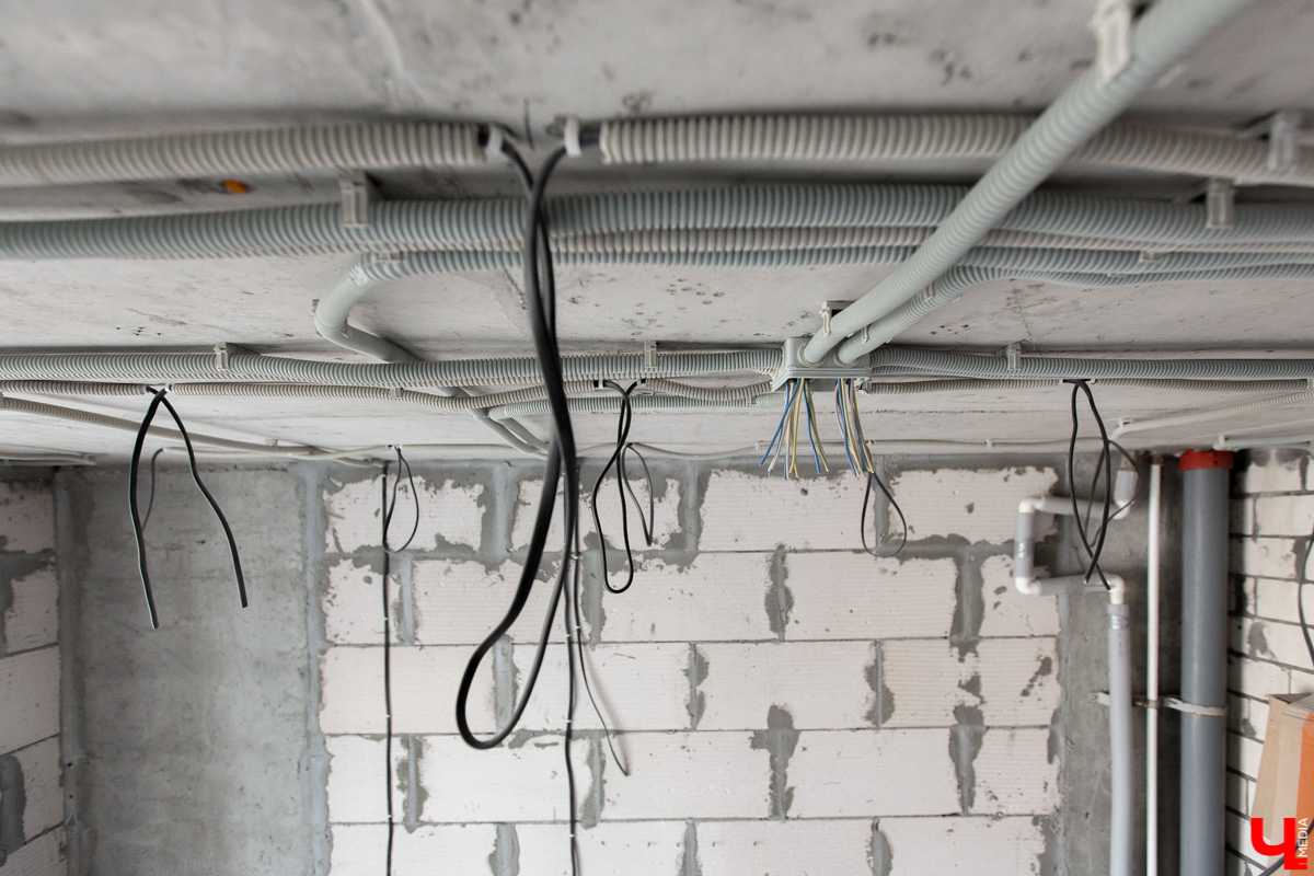 Проводка по потолку: можно ли положить в гофре или без нее, варианты разводки электропроводки в квартире по схеме, дальнейший монтаж