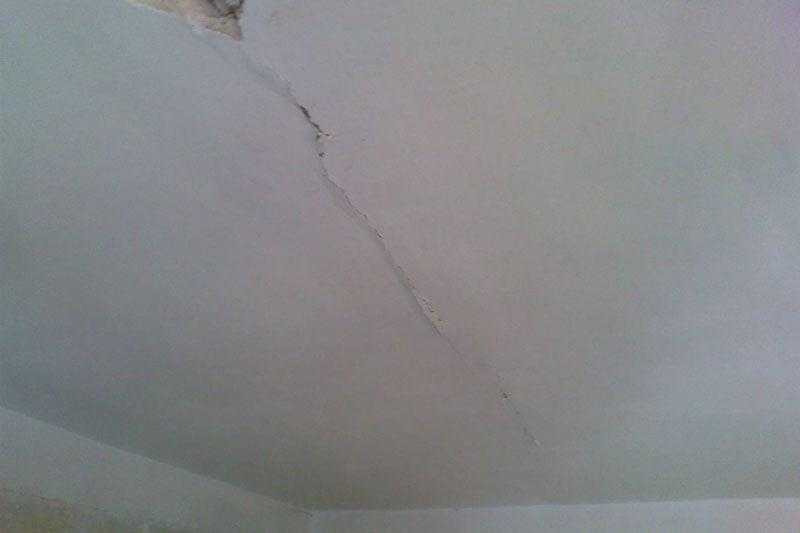 Трещина расходится. Усадочные трещины в плите перекрытия. Трещина в потолке между плитами. Трещины на стыках плит перекрытия на потолке. Трещины в швах между плитами перекрытия.