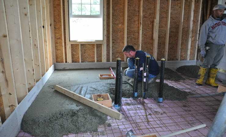 Что постелить на бетонный пол в доме? - строительство просто