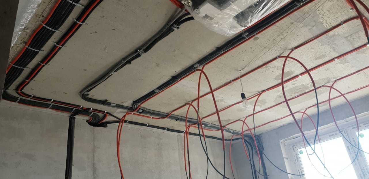 Проводка под натяжным потолком: делаем так, чтобы не переделывать