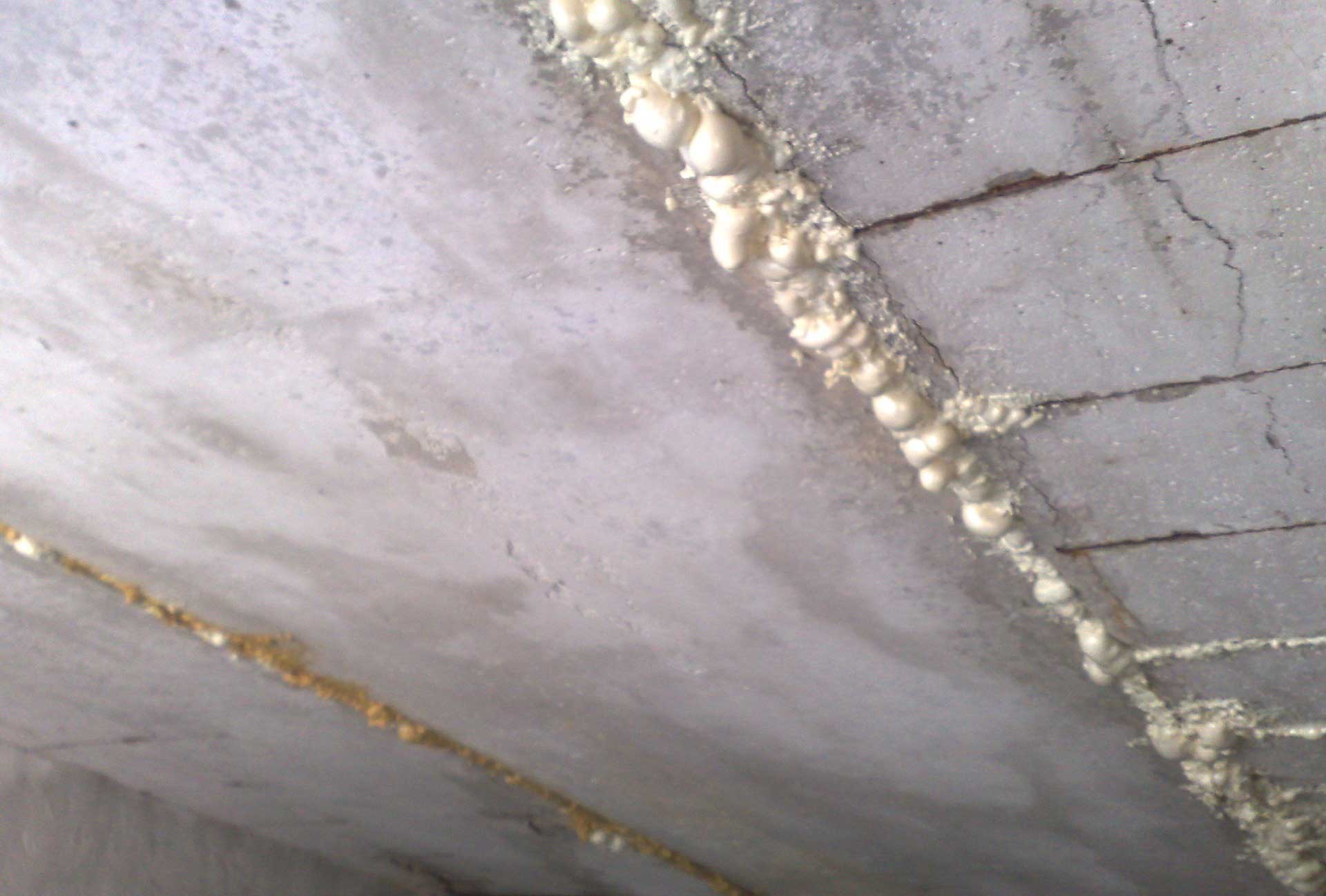 Как заделать швы на потолке между плитами