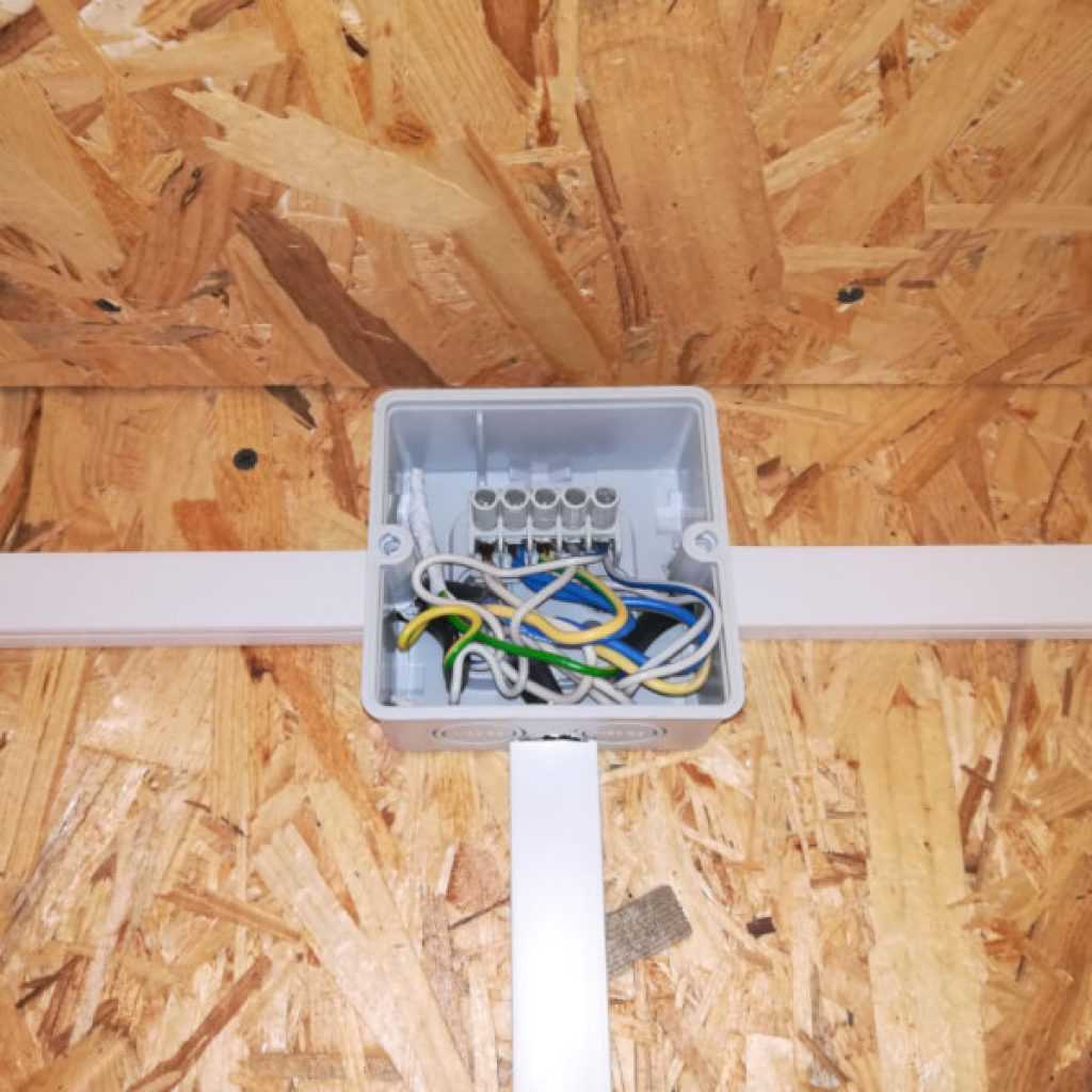 Как проложить электрический кабель в коробе — изучаем суть