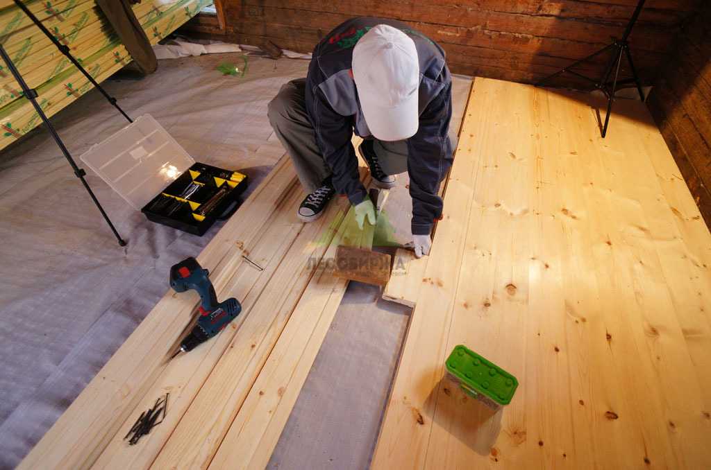 Чаще всего деревянные полы в доме стелят из шпунтованной доски Эта доска может быть как подготовкой под напольное покрытие, так и финишным слоем