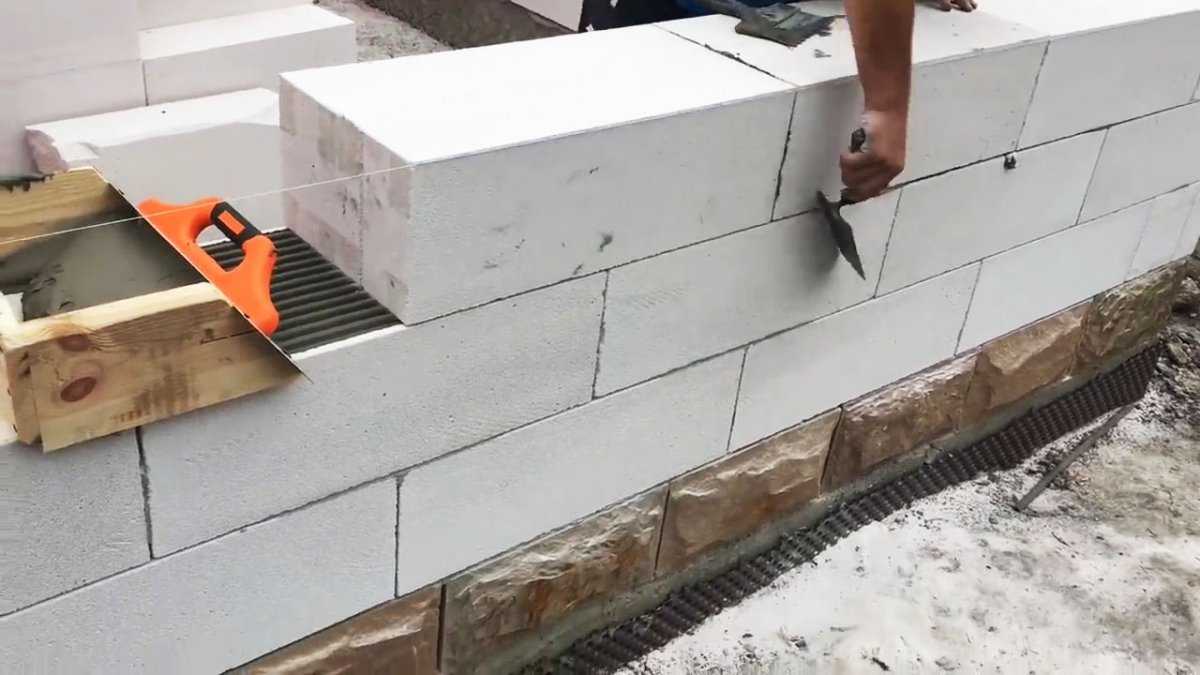 Технология кладки и утепление стен из газобетонных и бетонных блоков