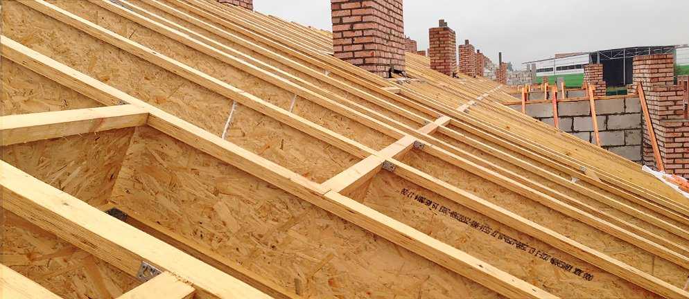 Обзор характеристик и применение двутавровых деревянных балок в строительстве домов