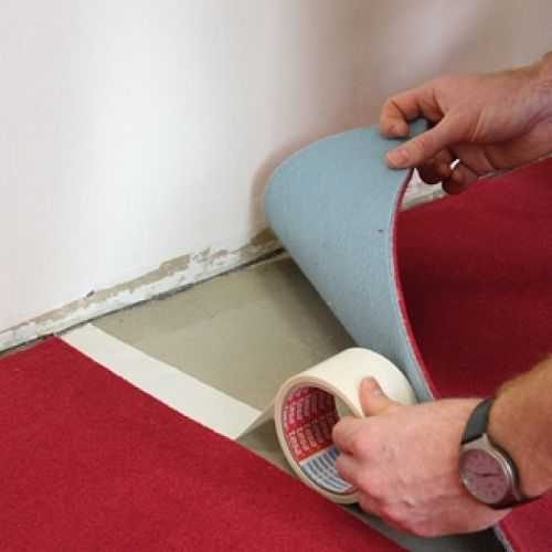 Укладка ковролина: клей, как стелить своими руками, технология, постелить на бетонный, деревянный пол, лестницу, плитка, подложка