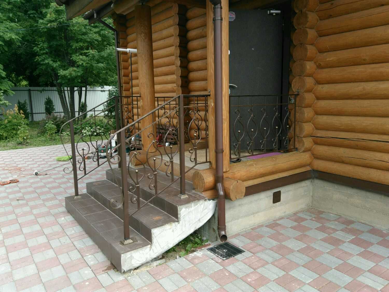 Вход в деревянный дом - крыльцо: фото разновидностей, материалы и примеры дизайна. крыльцо из дерева для частного дома