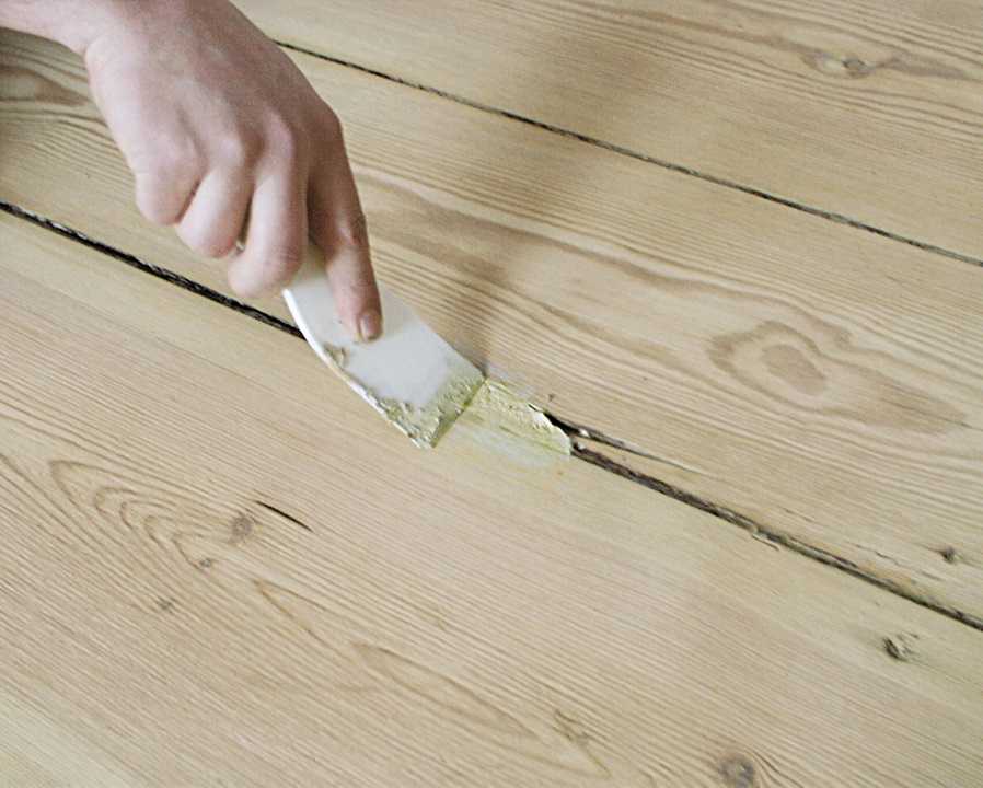 Есть много материалов и методов с помощью которых можно заделать щели в деревянном полу между досками Каждый метод больше подходит в конкретных случаях