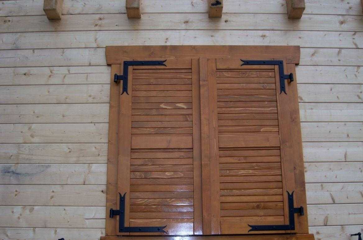 Ставни на окна: деревянные и металлические, их назначение, самостоятельная установка