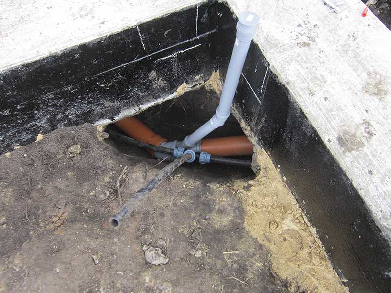 Нюансы прокладки канализации под фундаментной трубой