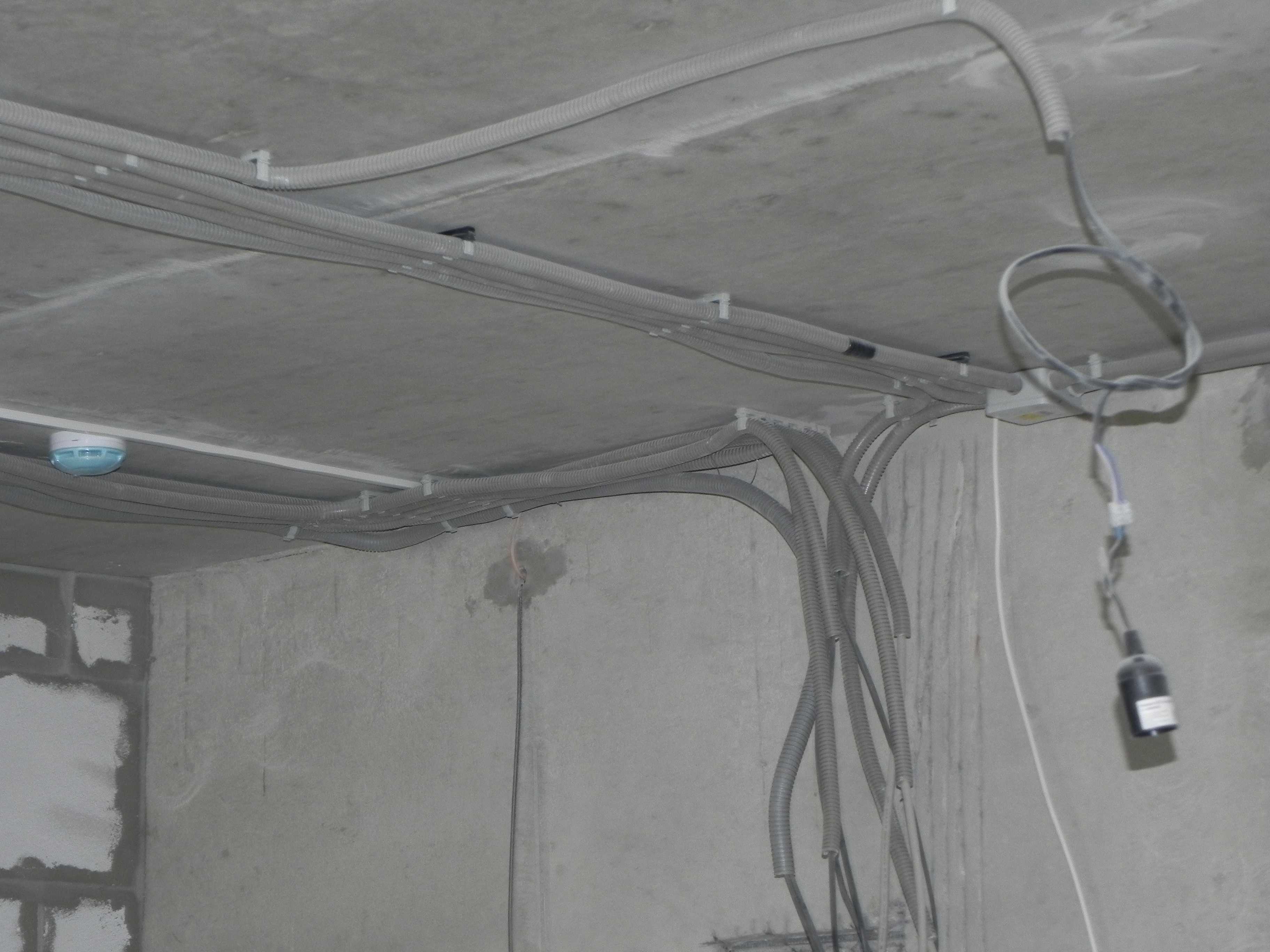 Монтаж электропроводки под натяжным потолком своими руками