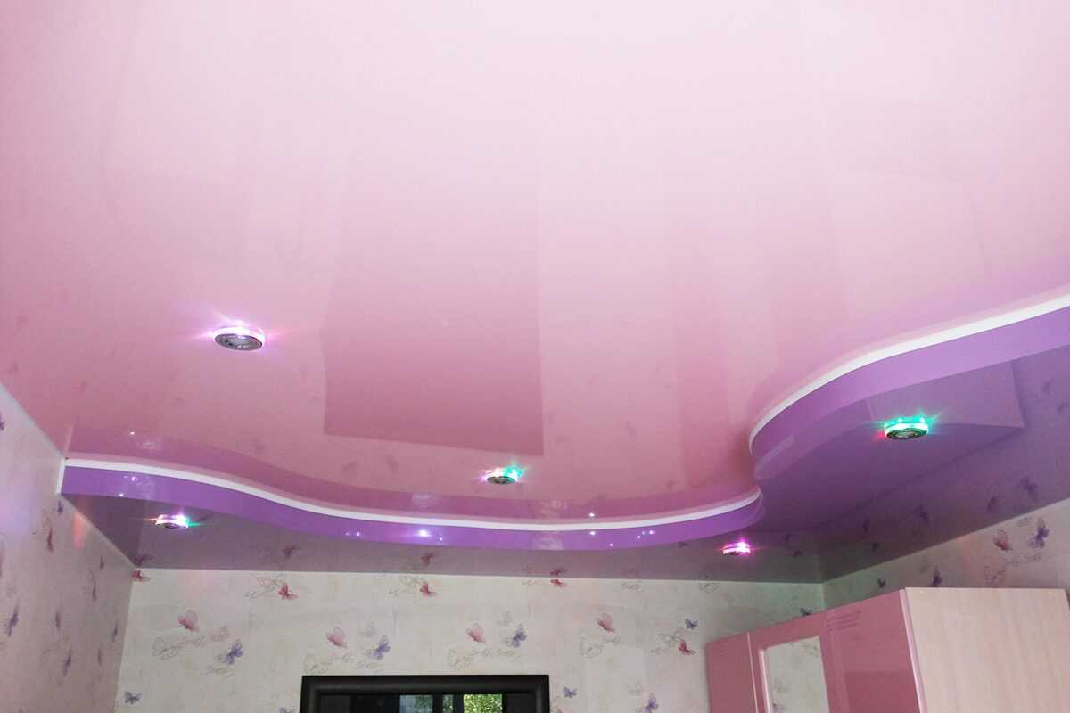 Розовые натяжные потолки - особенности применения в интерьере