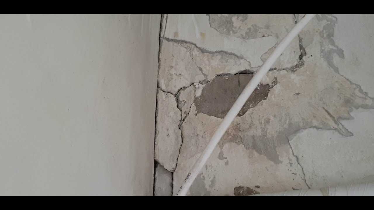Чем заделать щели между стеной и потолком, чтобы они не растрескивались