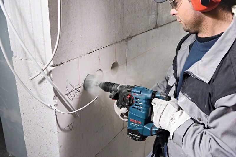 Штробление стен с помощью штробореза или перфоратора. чем быстрее и качественнее