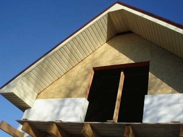 Как обшить фронтон крыши дома: обзор востребованных способов облицовки