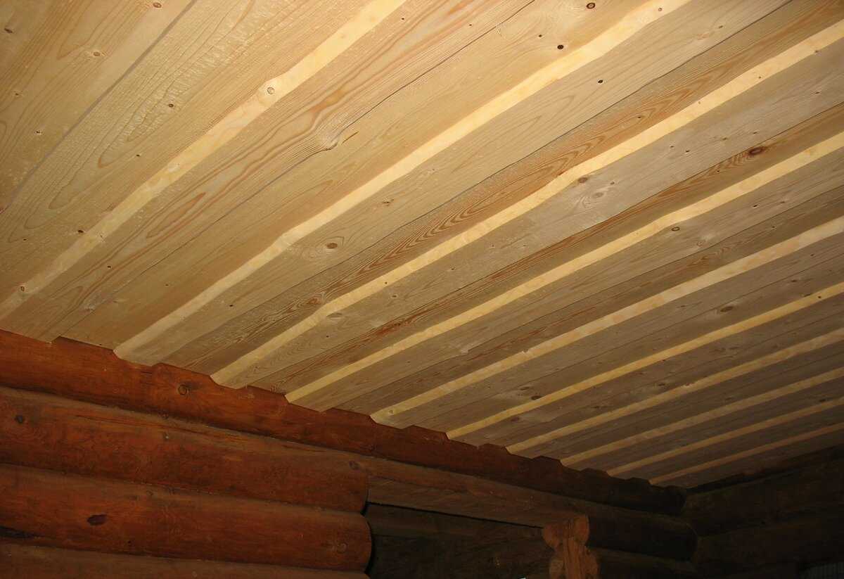 Потолок из необрезной доски в деревянном доме фото