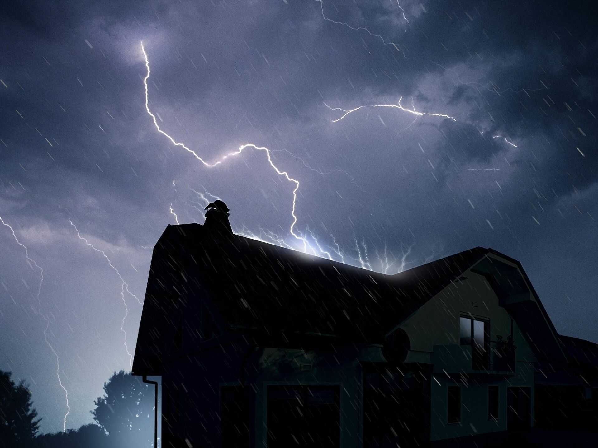 Скоро грозы: как защитить дом от молнии и какая крыша безопаснее