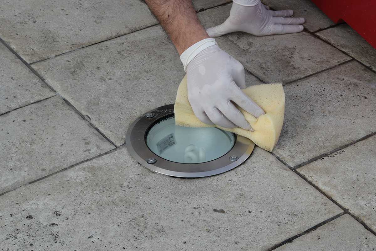 Как выполнить чистку тротуарных плиток от различных загрязнений, химические и механические способы
