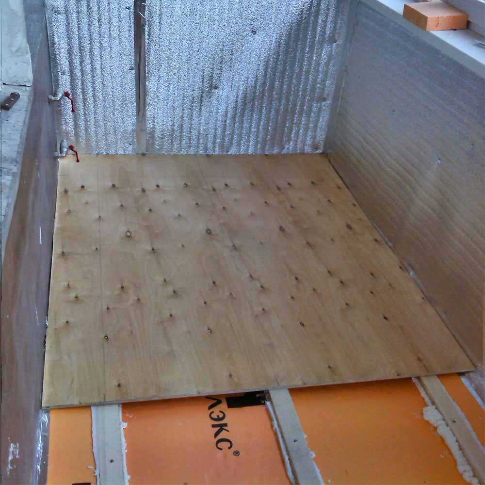 В зависимости от наличия остекления площадки, систем обогрева и прочих факторов пол на балконе своими руками может иметь несколько вариантов конструкции Для выравнивания уровня напольного покрытия используются лаги, сухая, бетонная стяжка, самонивелирующа