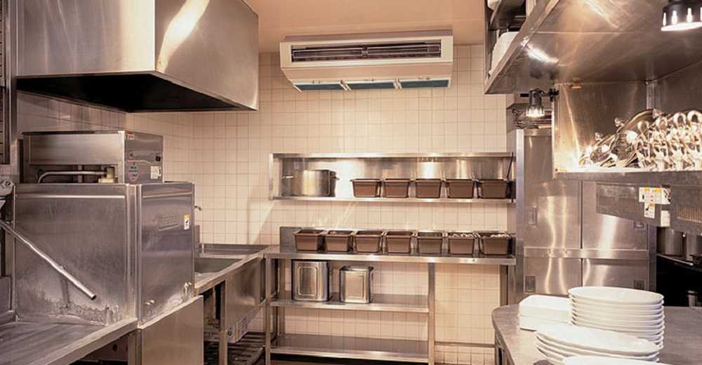 Описание разнообразия навесных кухонных полок для общепита: открытые и закрытые, эконом- и бизнес-класса