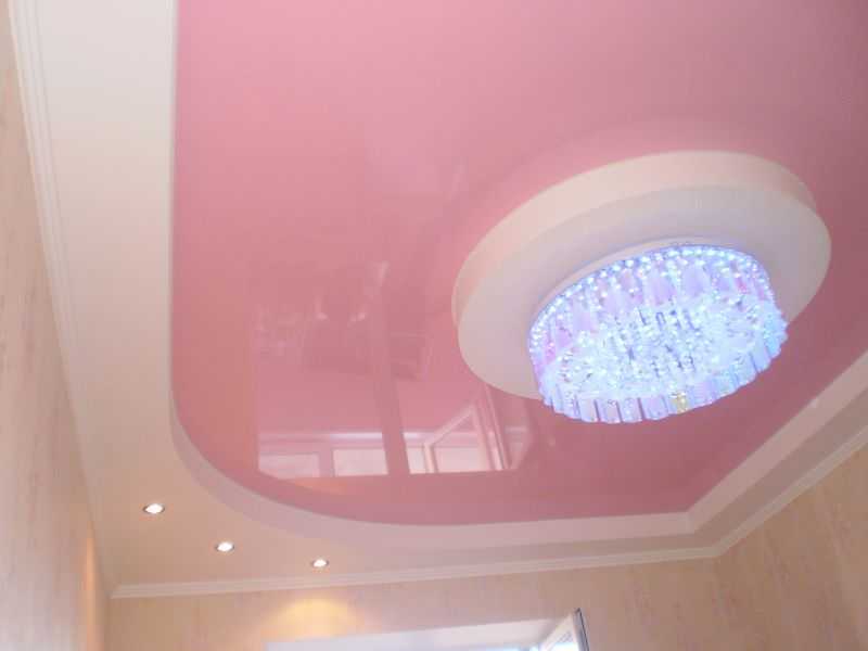 Розовый натяжной потолок: особенности красных, сиреневых потолочных конструкций, фото, видео
