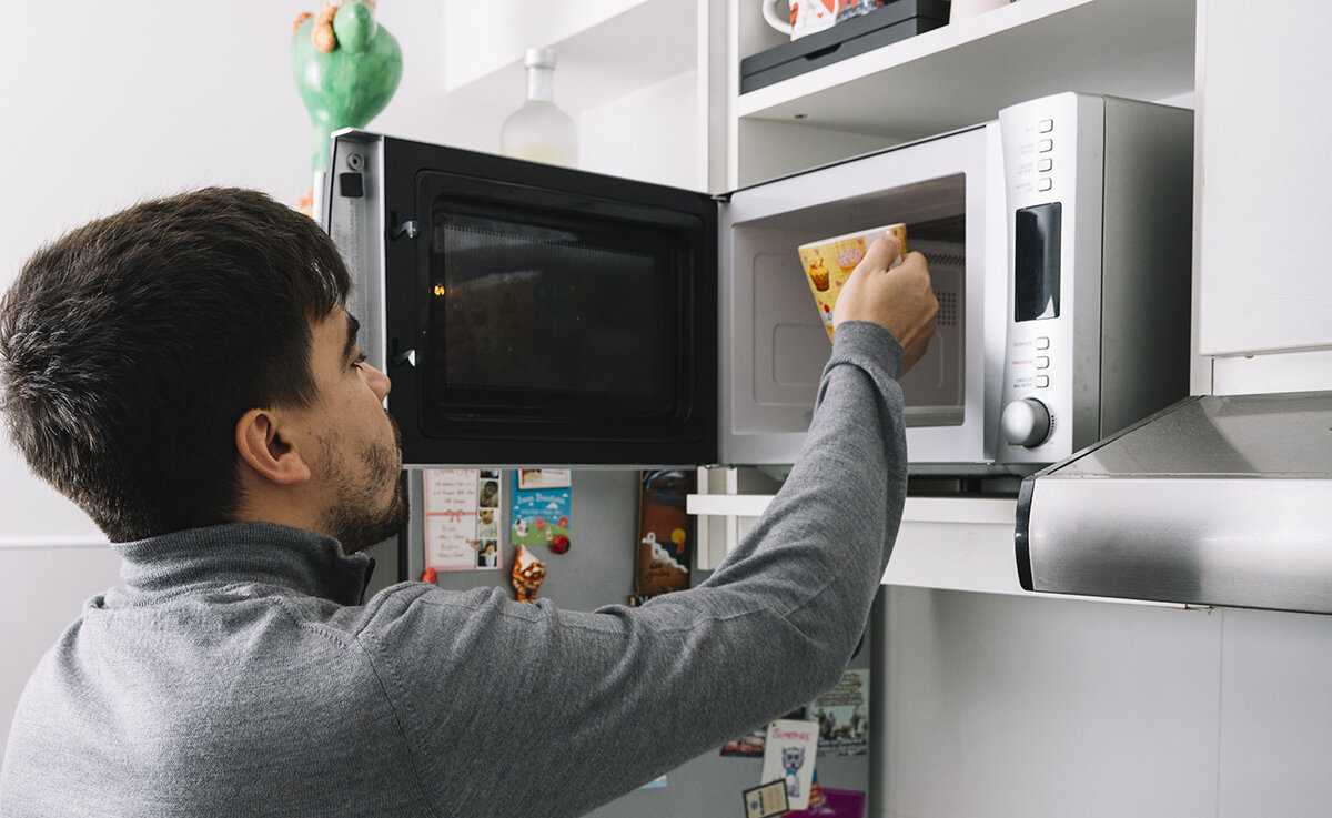 В этой статье вы узнаете о том, можно ли ставить микроволновку сверху на холодильник Мы рассмотрим мифы о дружбе холодильника и СВЧ, все за и против, в каких случаях соседство допустимо, а еще правила размещения Далее вы узнаете, как обстоят дела по фэн-ш