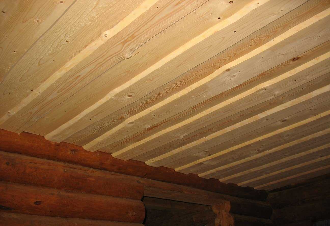 Отделка потолка в деревянном доме своими руками: особенности, подготовительные работы, чем отделать