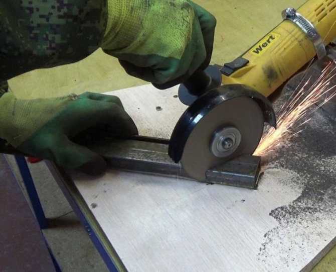В этой статье мы поговорим о том, как правильно резать металл болгаркой  Вы узнаете о том, как правильно подобрать инструмент, а также диски к нему; какие существуют основные правила для безопасной работы при резке металла угловой шлифовальной машинкой, к