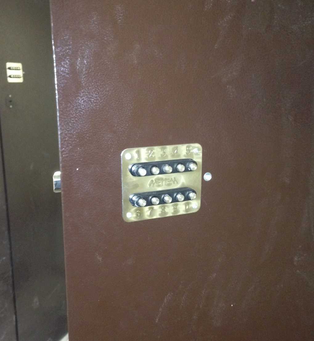 Фото кодовый замок на двери