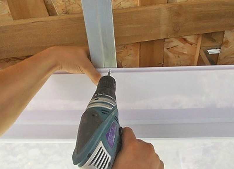 Как монтировать сайдинг на потолок