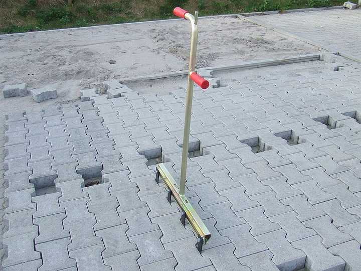Инструмент для укладки тротуарной плитки и нужное оборудование