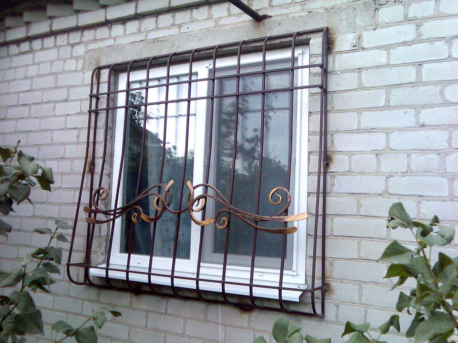 Установка металлических решёток на окна своими руками